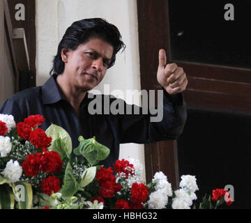 Shah Rukh Khan, indischer Bollywood-Schauspieler Thumbs Up, Mandat, Bandra, Mumbai, Indien Stockfoto