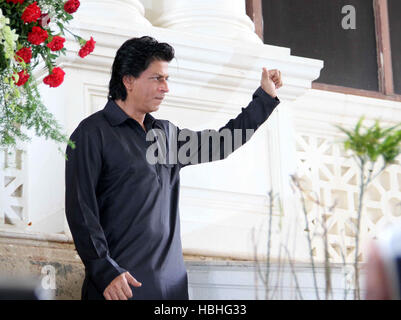 Shah Rukh Khan, indischer Bollywood-Schauspieler winkt von seinem Hausbalkon Mannat, Bandra, Mumbai, Indien Stockfoto