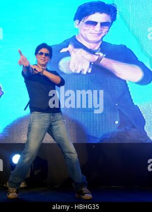 Shah Rukh Khan, indischer Bollywood-Schauspieler, der auf der Bühne auf der Konferenz von KTM Motorcycles von Bajaj Auto in Pune Indien tanzt Stockfoto