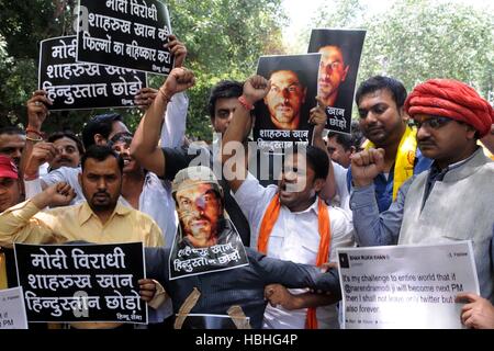 Hindu-Sena-Safran mit Männern, die Plakate tragen, die gegen den indischen Bollywood-Filmschauspieler Shah Rukh Khan protestieren und fordern, Indien in Neu-Delhi Indien zu verlassen Stockfoto