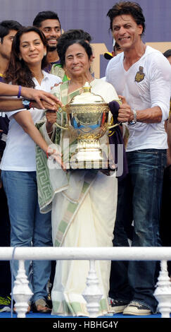 Mamata Banerjee, Shah Rukh Khan, Juhi Chawla und Kolkata Knight Riders Team-Mitglieder mit IPL Gewinner Trophäe Kalkutta Kolkata Indien Stockfoto