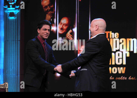 Anupam Kher begrüßt Shahrukh Khan bei Fernsehsendungen Kuch Bhi Ho Sakta Hai in Mumbai Indien Stockfoto