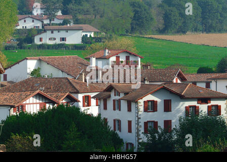 Traditionelle Labourdine Häuser im Dorf Espelette, Baskenland, Frankreich Stockfoto