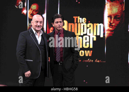 Anupam Kher mit Shahrukh Khan auf den Fernseh-Sets Kuch Bhi Ho Sakta Hai in Mumbai Indien Stockfoto