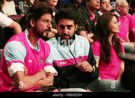 Abhishek Bachchan und Aishwarya Rai Bachchan, indische Bollywood-Schauspieler mit Shah Rukh Khan im NSCI Stadium zur kabaddi League-Zeremonie, Mumbai, Indien Stockfoto