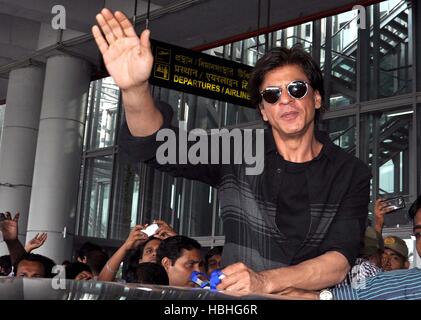 Bollywood-Schauspieler Shah Rukh Khan winkt Fans auf dem Netaji Subhas Chandra Bose International Airport, Kolkata, Indien Stockfoto