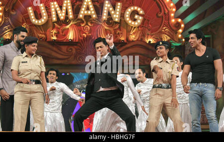 Bollywood Schauspieler Shah Rukh Khan führt während der umang Mumbai Polizei Show 2015 in Mumbai, Indien Am 10. Januar 2015 Stockfoto