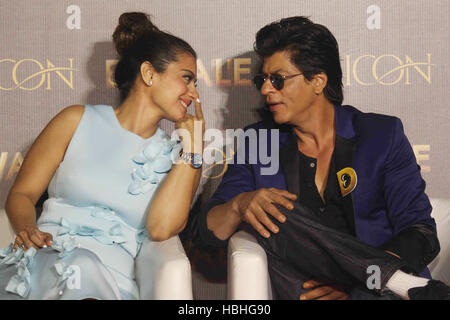 Shah Rukh Khan, indischer Bollywood-Schauspieler und Schauspielerin Kajol spricht beim Filmstart von Dilwale in Mumbai, Indien Stockfoto