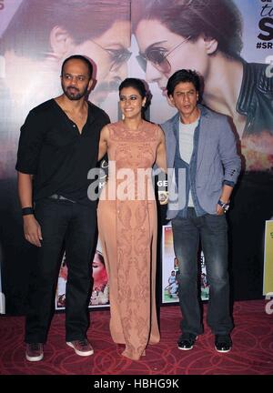 Kajol, indische Bollywood-Schauspielerin mit dem Schauspieler Shah Rukh Khan und dem Filmemacher Rohit Shetty bei Film Dilwale Preview in Mumbai India Stockfoto