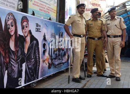 Polizei bewacht Plakat von Shah Rukh Khan Film Dilwale Plakat außerhalb des Kinosaals in Mumbai Indien Stockfoto