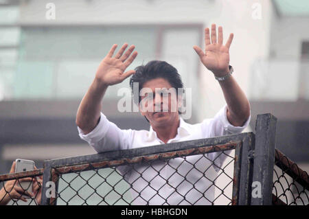 Shahrukh Khan winkte seinen Händen, indischer Bollywood-Schauspieler auf dem Eid al Fitr Festival auf seinem Wohnsitz Mannat Balcony in Mumbai, Indien Stockfoto