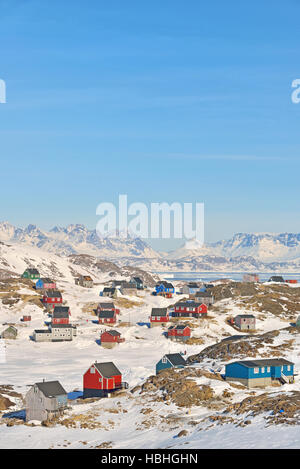 Bunte Häuser in Grönland im Frühling