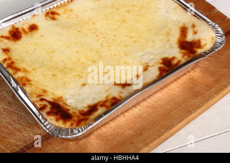 Gebackene Lasagne Bolognese in Einweg-Folie Schale Stockfoto