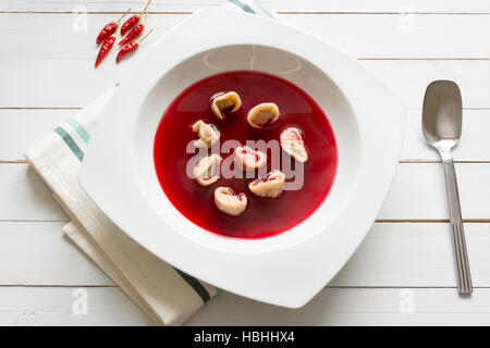 Traditionelle polnische klare rote Beete Suppe Borschtsch zu Weihnachten Stockfoto