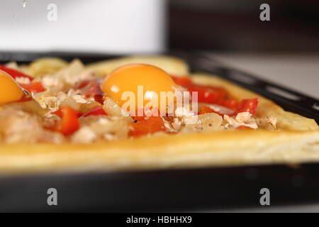 Füllung Eiern einzubrechen. Huhn und dem Ei Galette Serie zu machen. Stockfoto
