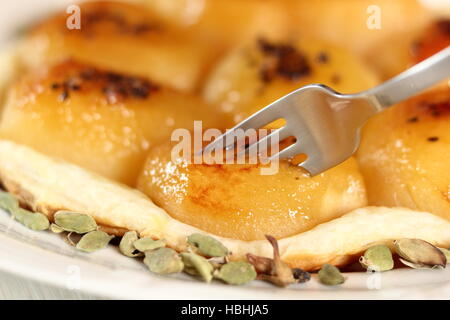 Essen Birnen Tarte Tatin mit Kardamom Stockfoto