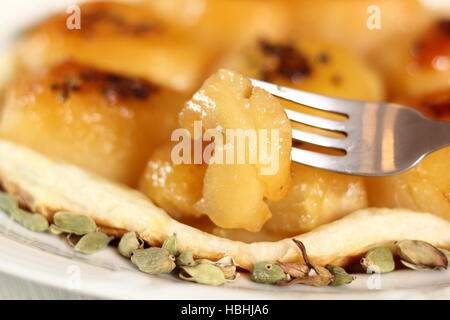 Essen Birnen Tarte Tatin mit Kardamom Stockfoto