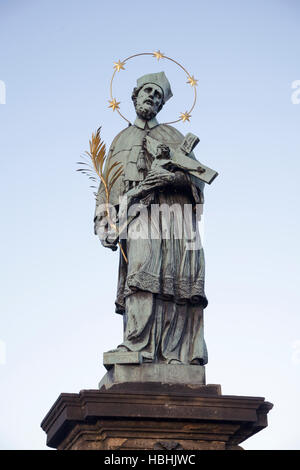 Statue des Johannes von Nepomuk auf der Karlsbrücke, Prag, Tschechische Republik Stockfoto