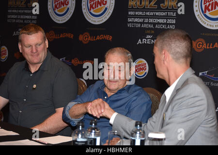 Auckland, Neuseeland. 6. Dezember 2016. Top Rank CEO Bob Arum(M) schüttelt Hände mit Duco Co-Direktor David Higgins (R) während Duco Co-Regisseur Dean Lonergan (L) bei einer Pressekonferenz vor den WBO Welt Titel Boxen schaut zwischen Parker und Ruiz, Langham Hotel, Auckland 6. Dezember 2016 übereinstimmen. © Shirley Kwok/Pacific Press/Alamy Live-Nachrichten Stockfoto