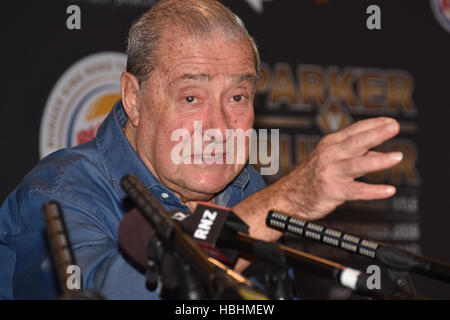 Auckland, Neuseeland. 6. Dezember 2016. Andy Ruiz Promoter Bob Arum, spricht die Medien während einer Pressekonferenz vor den WBO Welt Titel Boxen match zwischen Parker und Ruiz, Langham Hotel, Auckland 6. Dezember 2016. Er gilt als einer der einflussreichsten Persönlichkeiten im Boxen. In einer Karriere von mehr als 50 Jahren hat Arum einige der größten Namen in der Branche, darunter Muhammad Ali und George Foreman, Joe Frazier, Sugar Ray Leonard Floyd Mayweather gefördert. © Shirley Kwok/Pacific Press/Alamy Live-Nachrichten Stockfoto