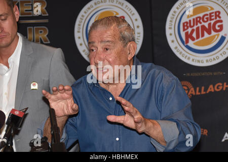 Auckland, Neuseeland. 6. Dezember 2016. Andy Ruiz Promoter Bob Arum, spricht die Medien während einer Pressekonferenz vor den WBO Welt Titel Boxen match zwischen Parker und Ruiz, Langham Hotel, Auckland 6. Dezember 2016. Er gilt als einer der einflussreichsten Persönlichkeiten im Boxen. In einer Karriere von mehr als 50 Jahren hat Arum einige der größten Namen in der Branche, darunter Muhammad Ali und George Foreman, Joe Frazier, Sugar Ray Leonard Floyd Mayweather gefördert. © Shirley Kwok/Pacific Press/Alamy Live-Nachrichten Stockfoto