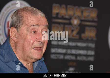 Auckland, Neuseeland. 6. Dezember 2016. Andy Ruiz Promoter Bob Arum, Pressekonferenz vor der WBO Welt Titel Boxen Kampf zwischen Parker und Ruiz in Auckland 6. Dezember 2016. Er gilt als einer der einflussreichsten Persönlichkeiten im Boxen. In einer Karriere von mehr als 50 Jahren hat Arum einige der größten Namen in der Branche, darunter Muhammad Ali und George Foreman, Joe Frazier, Sugar Ray Leonard Floyd Mayweather gefördert. © Shirley Kwok/Pacific Press/Alamy Live-Nachrichten Stockfoto