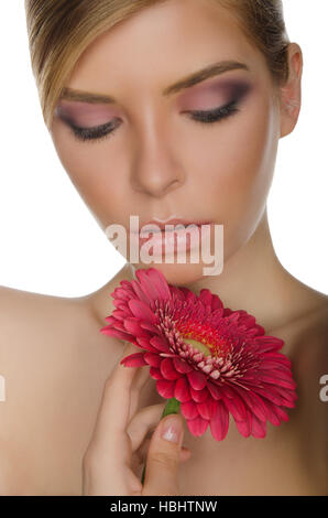 Porträt der jungen Frau mit Chrysanthemen Stockfoto