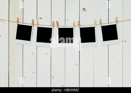Fünf leere Bilderrahmen hängen weiße Holz Hintergrund mit Raum Stockfoto