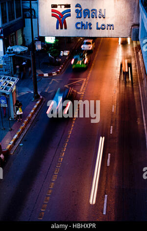 BANGKOK, THAILAND - 26.April: nach der Hauptverkehrszeit an Chitlom BTS-Haltestelle am 26. April 2011 in Bangkok, Thailand. Stockfoto