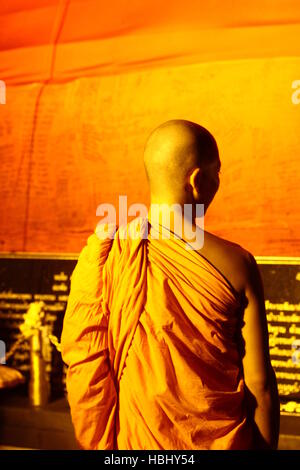 BANGKOK, THAILAND - NOVEMBER 21: Ein Mönch leitet Menschen während Loy Khratong Festlichkeiten im Wat Saket am 21. November 2010 in Bangkok, Thailand. Stockfoto