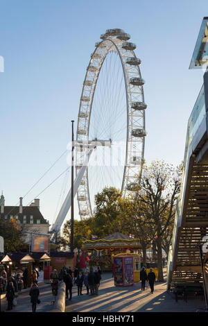 Southbank Centre Weihnachtsmarkt und London Eye, South Bank, London Borough of Lambeth, Greater London, England, Vereinigtes Königreich Stockfoto