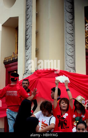 Aktivisten versammeln sich am ersten roten Sonntag Protest nach der thailändischen Armee Red Shirt Proteste im Jahr 2010 zerbrach. Stockfoto