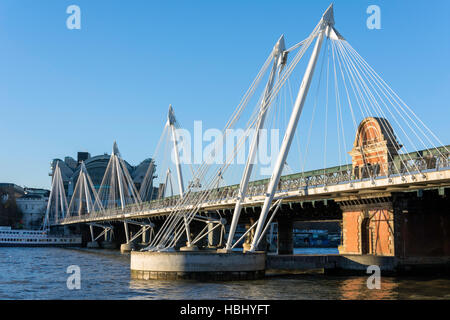 Hungerford Brücke und Golden Jubilee Fußgängerbrücke über die Themse, London Borough von Lambeth, Greater London, England, Vereinigtes Königreich Stockfoto