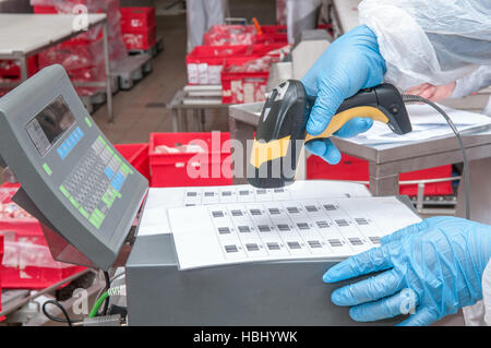 Zuordnung der Ware Barcode in der Fabrik Stockfoto