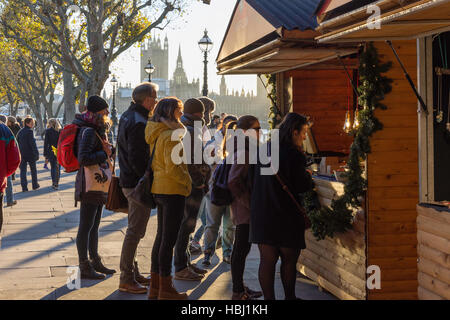 Heiße Waffel Chalet am Southbank Christmas Market, South Bank, London Borough of Lambeth, Greater London, England, Vereinigtes Königreich Stockfoto