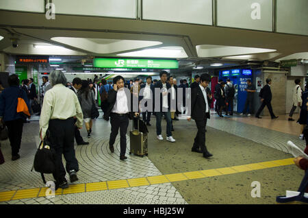 Japanische Leute und Fremde Reisende zu Fuß ein- und Ausfahrt Tor für Personenzug am Bahnhof Shinjuku auf 19. Oktober 2016 in Tokio, Japan Stockfoto