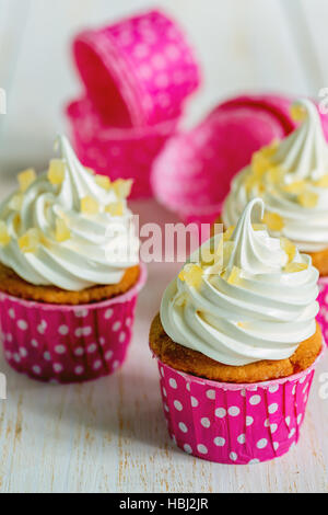 Muffins mit Baiser und kandierten Früchten. Stockfoto