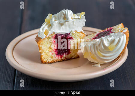 Zitronen-Cupcakes mit Fruchtfüllung. Stockfoto