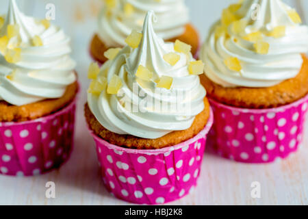 Cupcakes mit Schweizer Meringue. Stockfoto