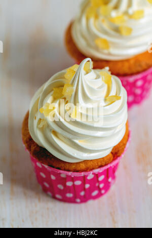 Frische Muffins mit Schweizer Meringue. Stockfoto