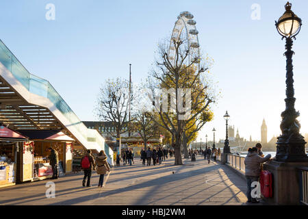 Southbank Centre Weihnachtsmarkt und London Eye, South Bank, London Borough of Lambeth, Greater London, England, Vereinigtes Königreich Stockfoto