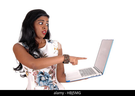 Frau ist geschockt von Laptop-Bildschirm. Stockfoto