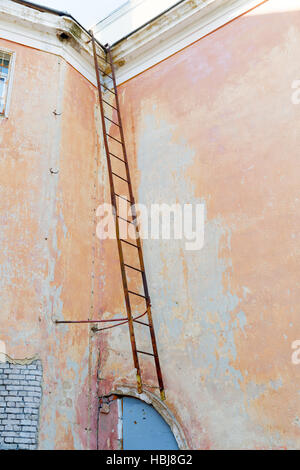 Alten Feuerleiter auf eine Wand-Hintergrund Stockfoto