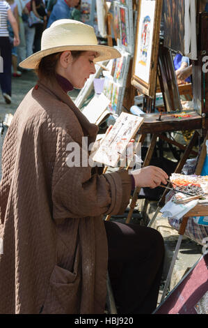 Französische Straßenszene, Künstlermalerei auf Leinwand im Freien am Place du Tertre, Montmartre, Paris Stockfoto