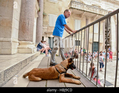 Ein Mann mit seinem Hund in Diokletian Palast in Split, Kroatien Stockfoto