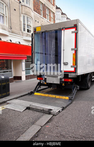 Nach hinten offene Tür mit Rampe bei Lieferwagen Stockfoto, Bild ...