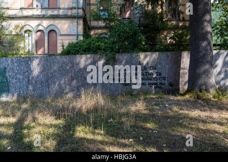 Geburtstag wünsche Spray auf das Horten von einem leeren Gebäude bemalt. Graffiti, Bagni di Lucca, Toskana Stockfoto