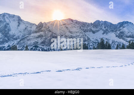 Sonne, Berge und Schnee Stockfoto