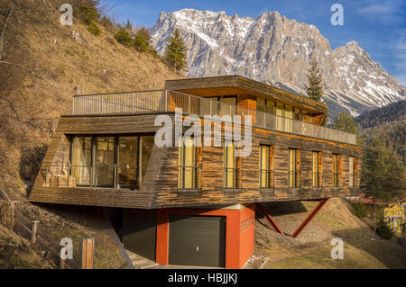 Berghaus mit moderner Architektur Stockfoto