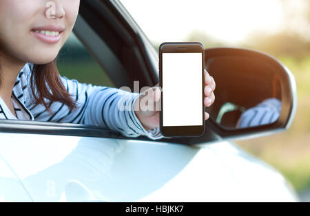 Close-up Telefon in der Hand der Frau mit leeren Bildschirm sitzen im Auto Stockfoto